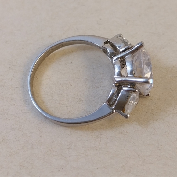 Elegant Sterling Silver Women's Ring - Picture 8 of 16